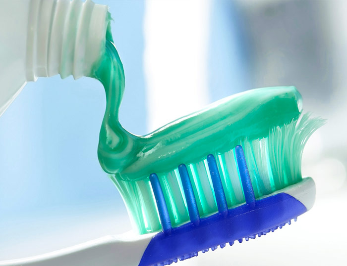 Utilizando las pastas de dientes con base en arcilla para una buena higiene dental