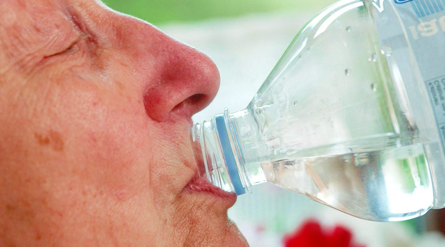 9 hábitos saludables para vivir más tiempo: beber agua