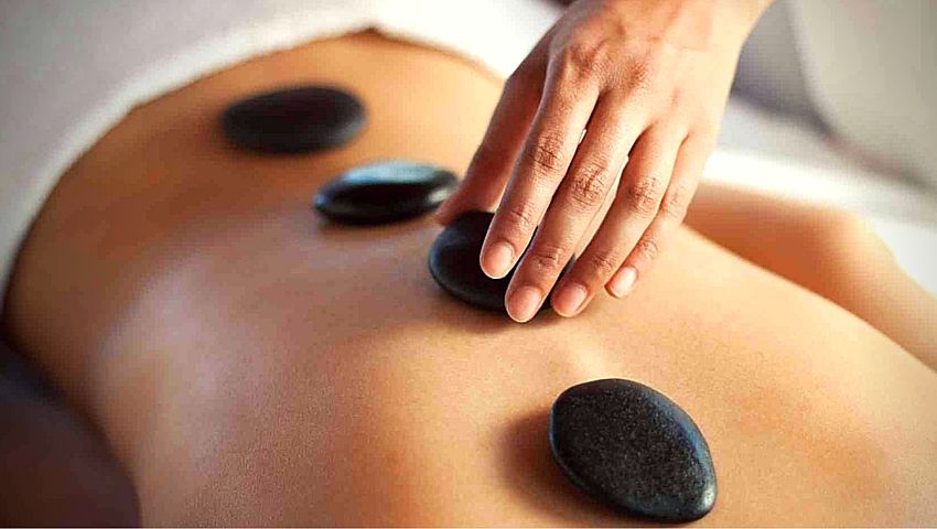 Cómo es una sesión de masaje termal o con piedras calientes