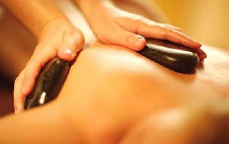 Sesión de masaje con piedras calientes