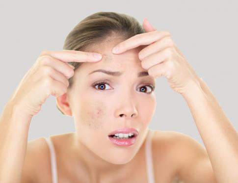 Cómo eliminar las manchas oscuras de la cara