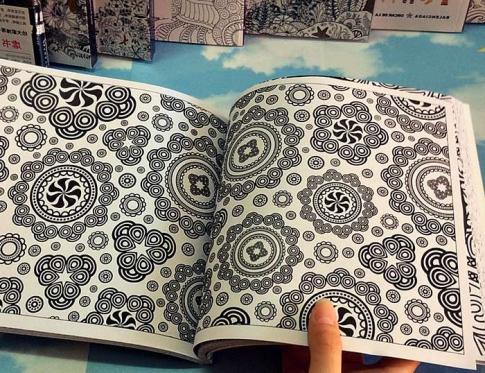 Está de moda colorear libros con mandalas