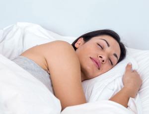 Dormir de lado izquierdo previene las demencias
