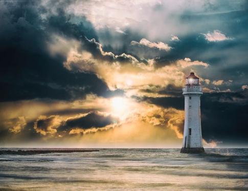 Un faro en el mar