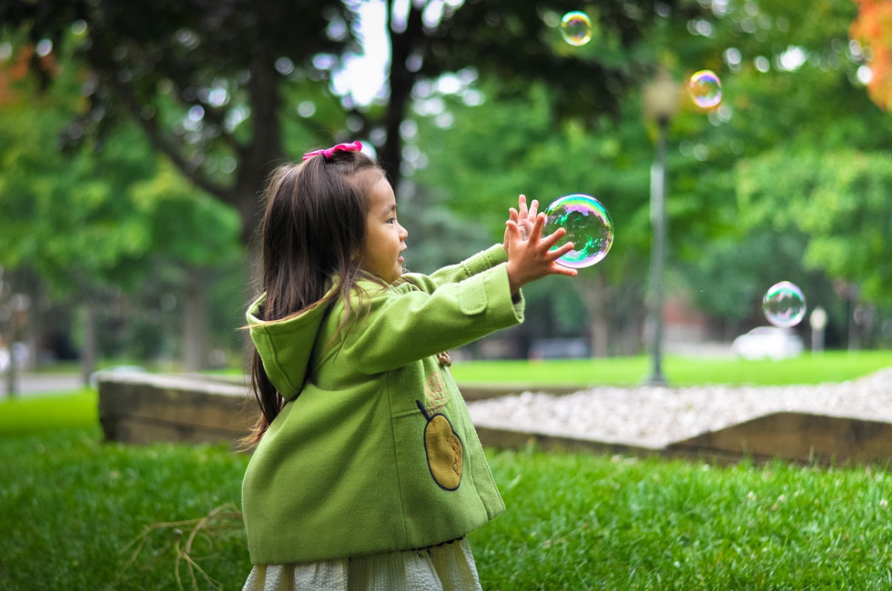 Niño jugando