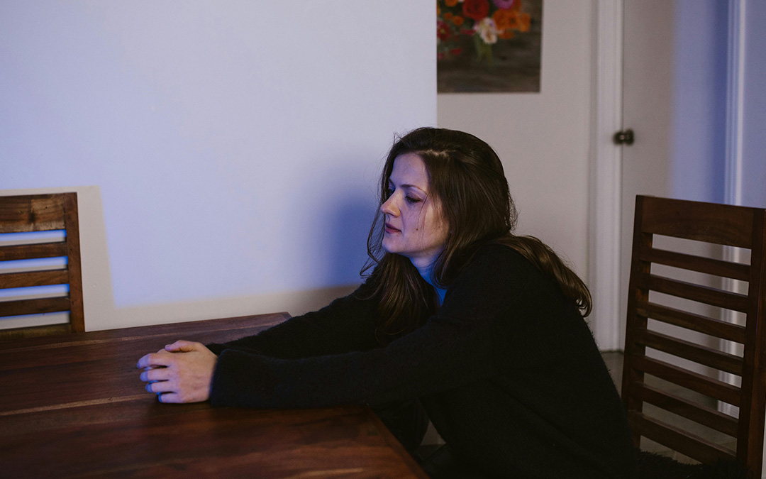 Tristeza: mujer mostrando tristeza