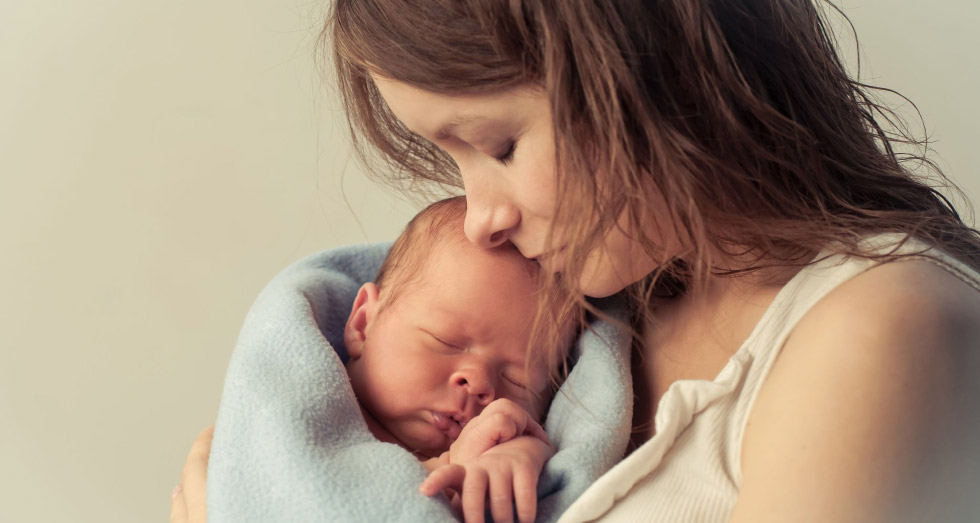 Madre atendiendo a las necesidades del hijo