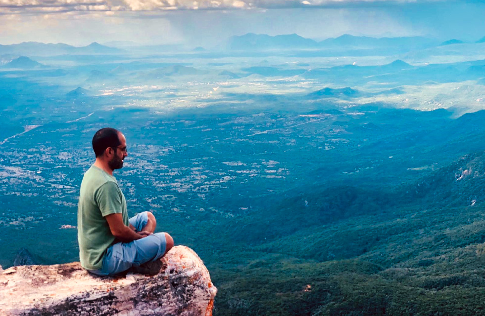 Gracias a la meditación como vía de autoconocimiento, el pensamiento egoico va desapareciendo porque nos damos cuenta de que no es voluntario ni útil y perdemos el interés en él