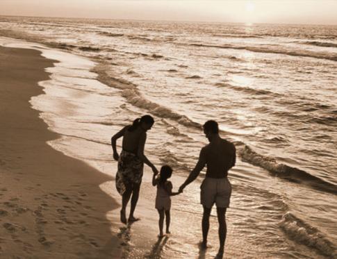 Familia caminado sobre la playa