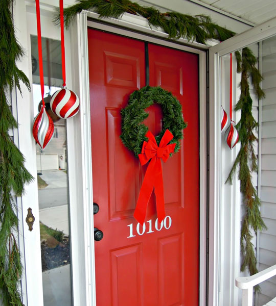 Decoración de la puerta de entrada de la casa en navidad con Feng Shui