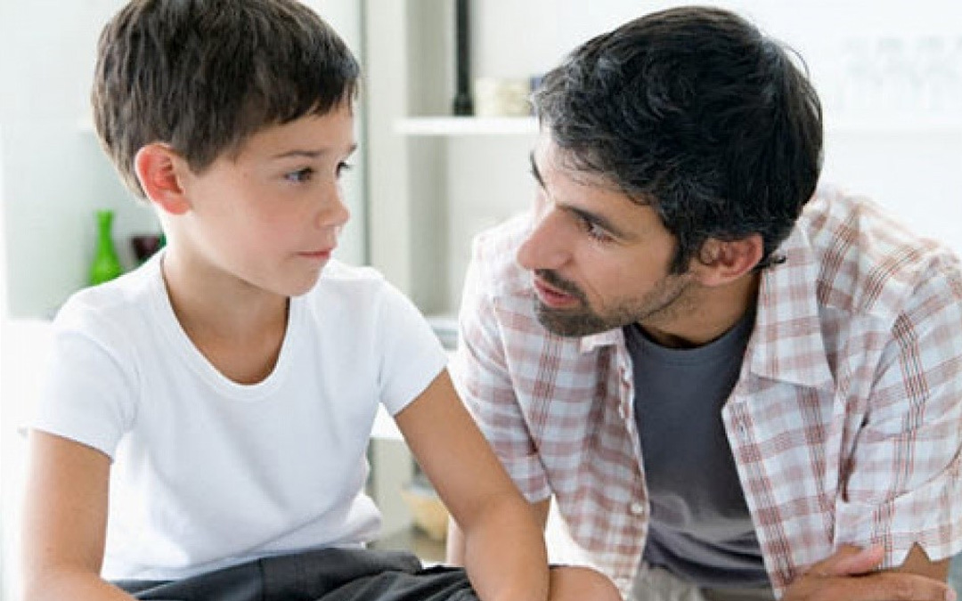 Padre hablando con su hijo