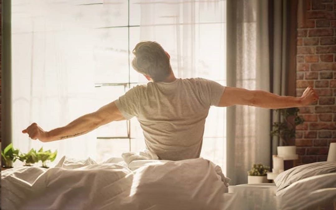 Hombre despertándose