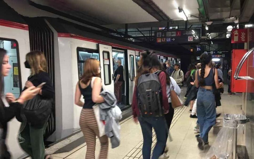Gran afluencia de personas en una estación de metro