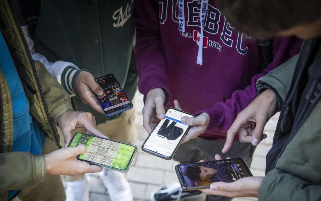 Conectividades fuera del entorno familiar: niños con  móviles