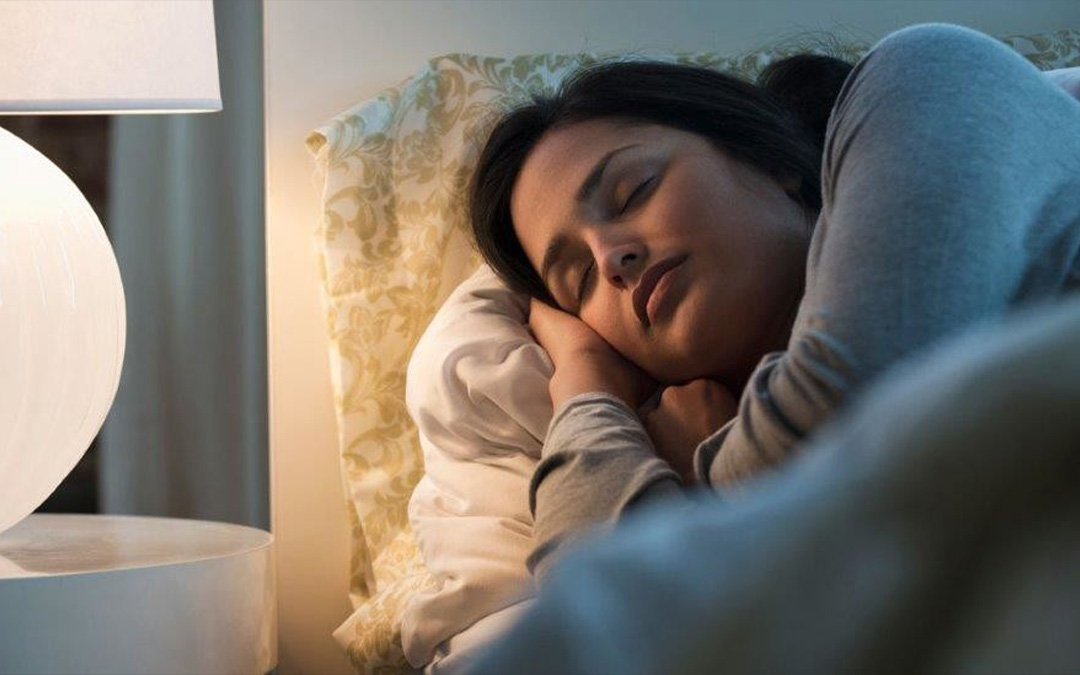 Mujer durmiendo plácidamente en una cama