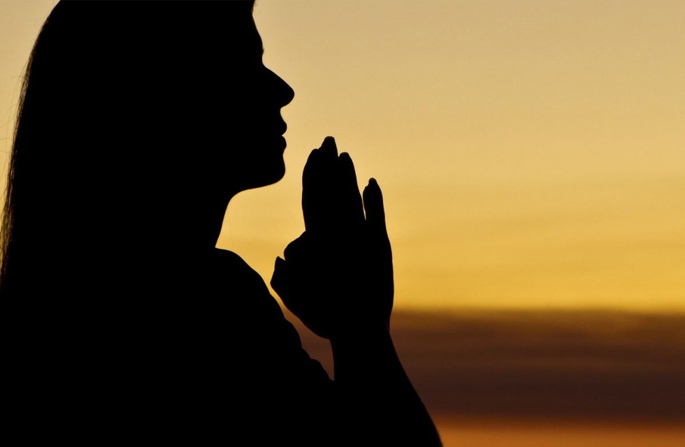 Persona rezando