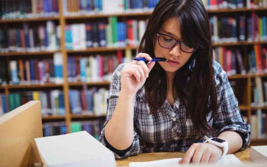Psicoterapia actual - mujer estudiando en una biblioteca