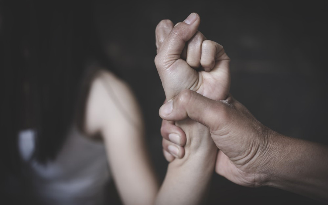 Representación de violencia física en un niño