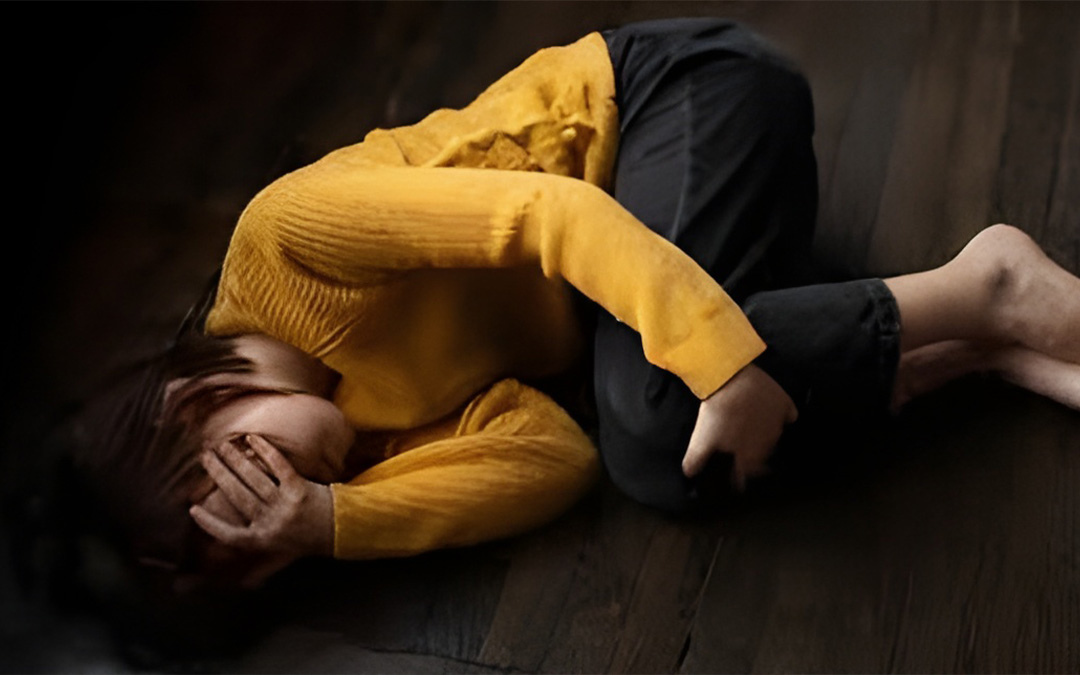 Representación de un niño sufriendo tumbado en el suelo