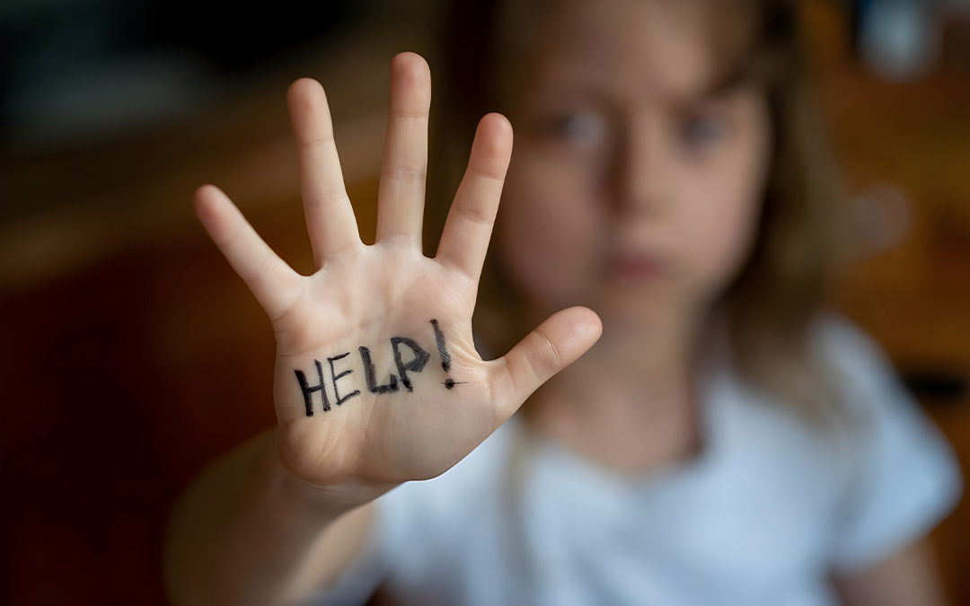 Niño pidiendo ayuda