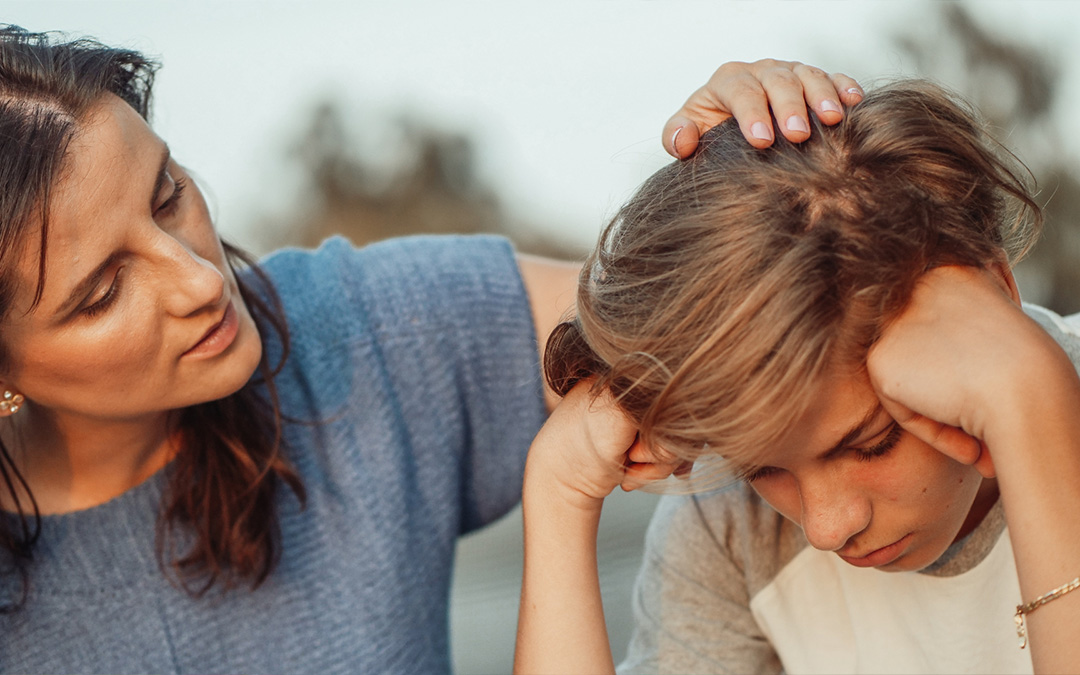 Madre consolando al niño