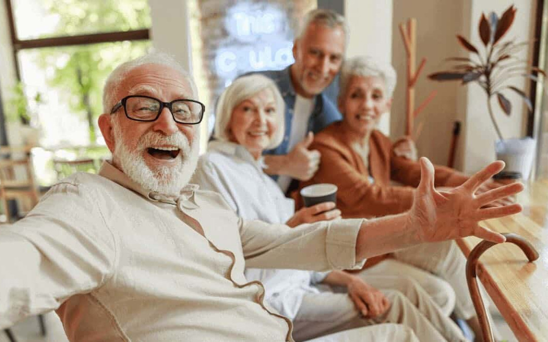 Grupo de personas mayores sacándose un selfie