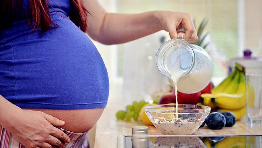 La avena está indicada para mujeres embarazadas y para estimular la leche materna tras el parto