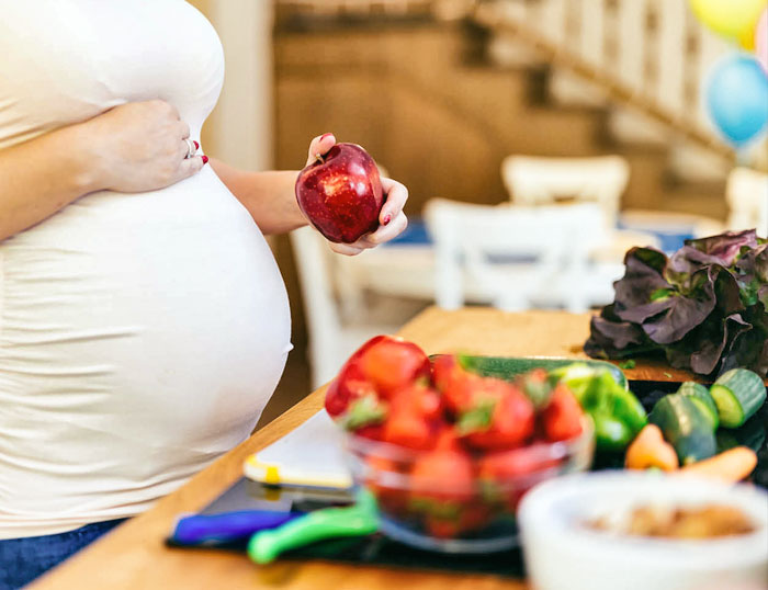 Nutrición y embarazo: mujer embarazadas seleccionando alimentos