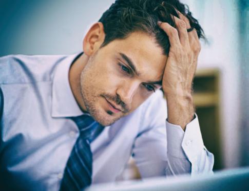 Persona sufriendo estrés en una oficina
