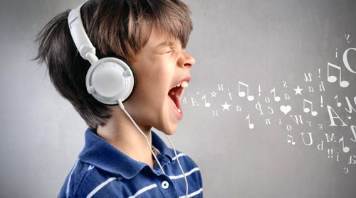 Niño escuchando música y disfruntando