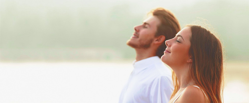 Pareja practicando breathwork