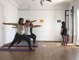 Clase grupal de yoga al aire libre