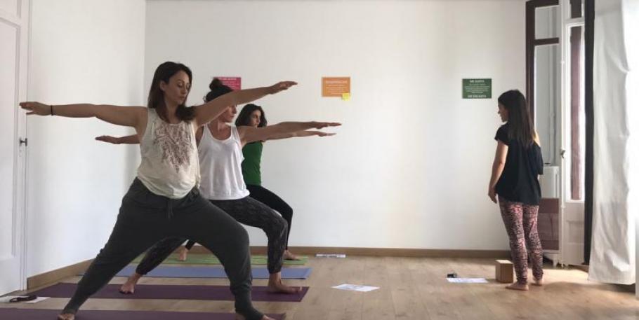 Clase grupal de yoga al aire libre