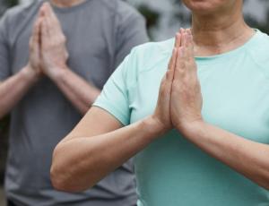 Yoga y el bienestar del profesional en salud