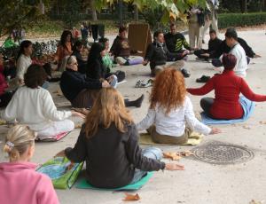 Enseñanza de ejercicios de Qigong de Falun Dafa