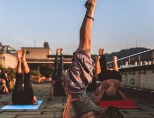 Clase de Yoga haciendo 