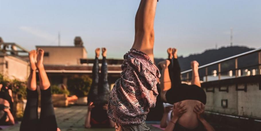 Clase de Yoga haciendo