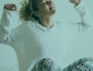 Despierta con energía: chikung y yoga en pijama