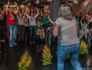 Formación y certificación internacional de líderes de yoga de la risa