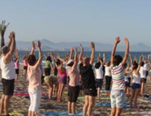 Práctica de Yoga en la playa